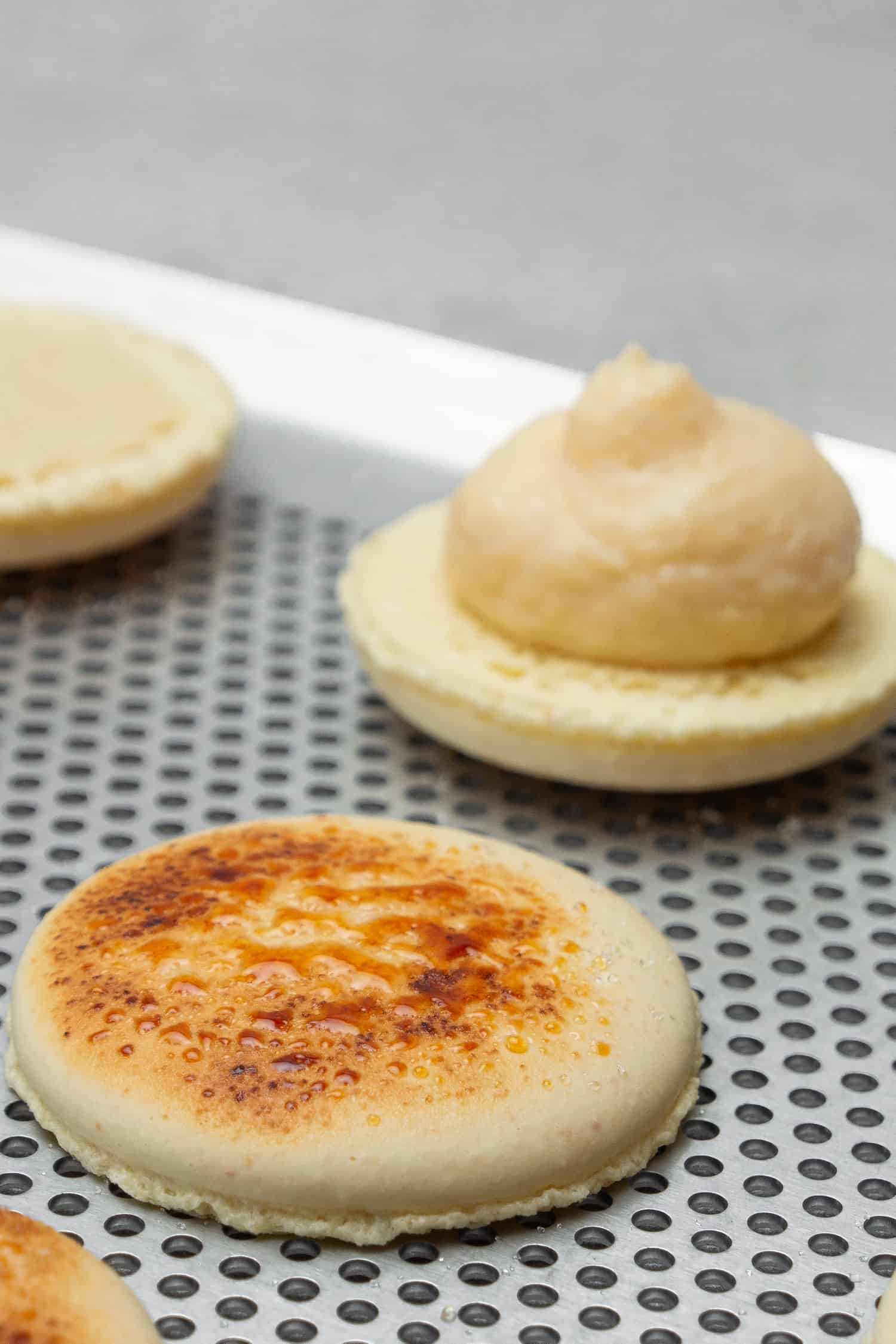 Crème brûlée macaron