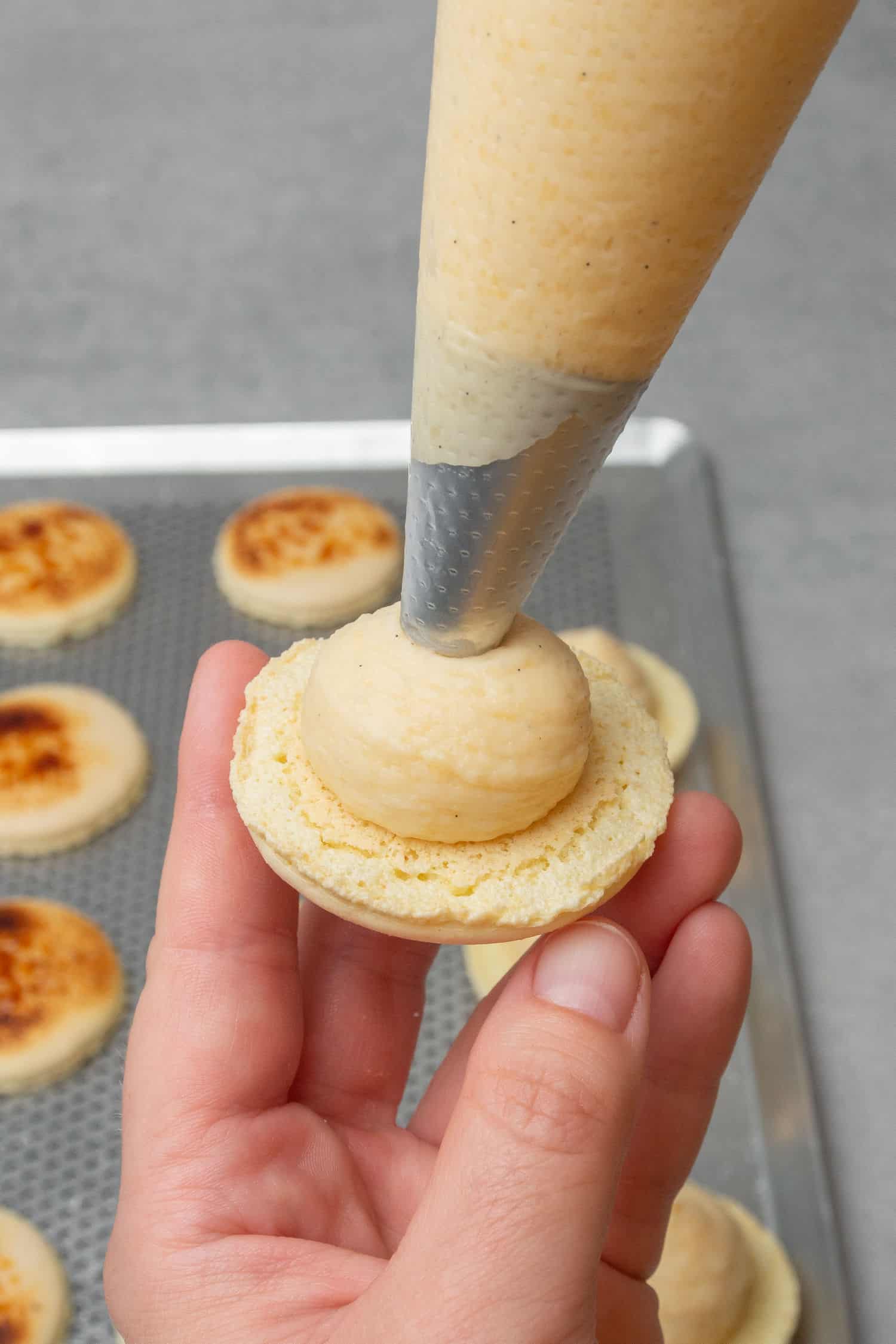 Crème brûlée macaron