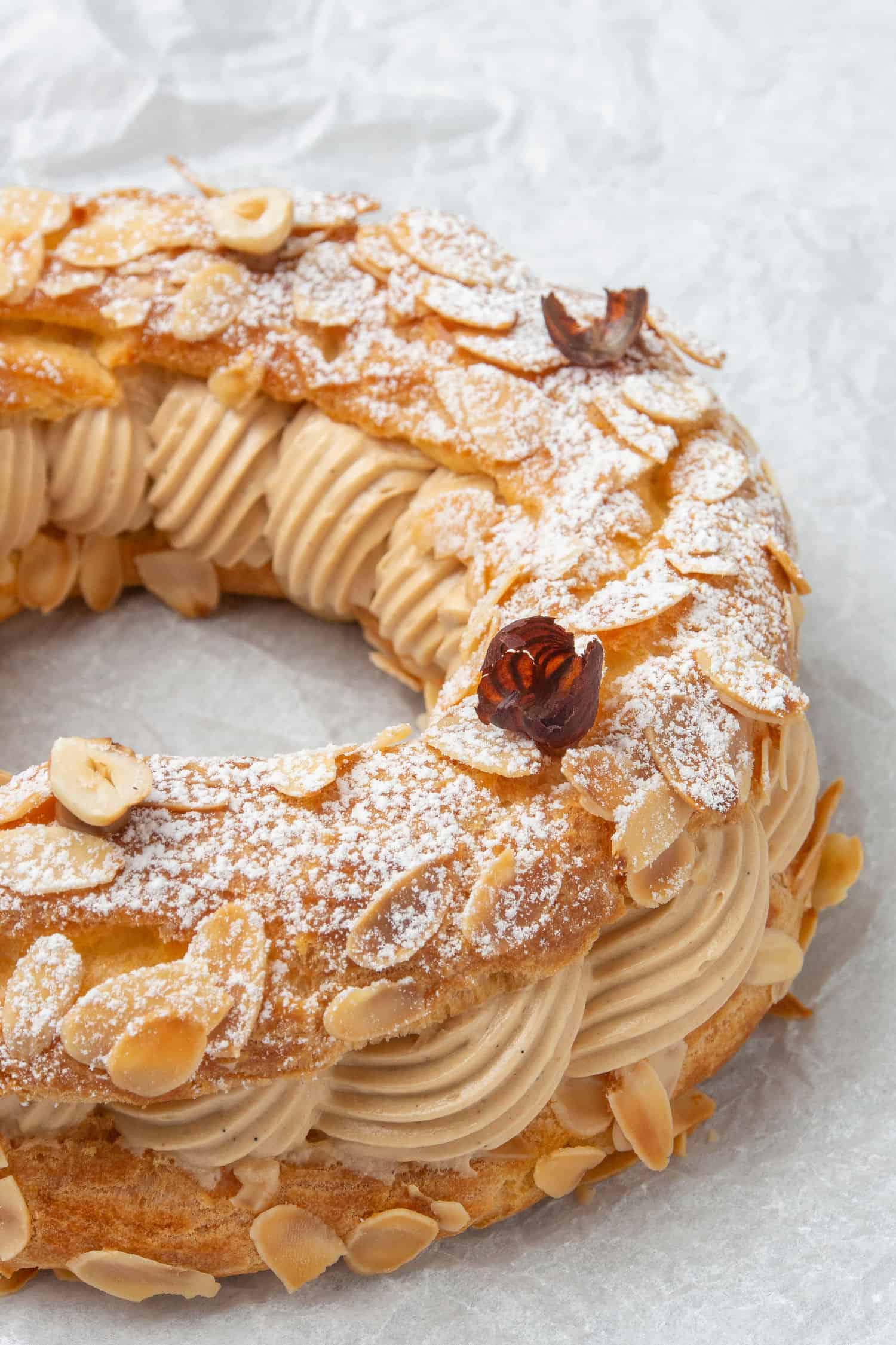 Tripadvisor - Le Paris Brest, une pâtisserie française gourmande composée  d'une pâte à choux agrémentée d'amandes effilées grillées et généreusement  garnie d'une crème légère au pralin. Inventée pour honorer la course  cycliste