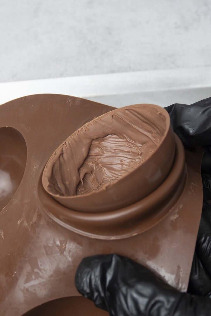 Remove chocolate shell from silicone mould