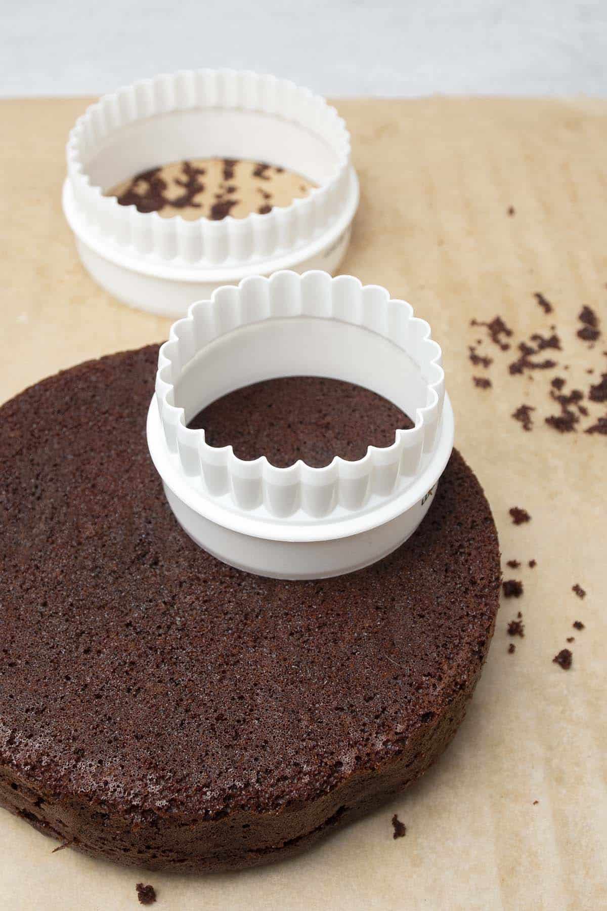 Cutting chocolate sponge layers