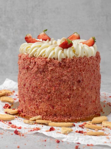 Strawberry crunch cake decorated with fresh strawberries .