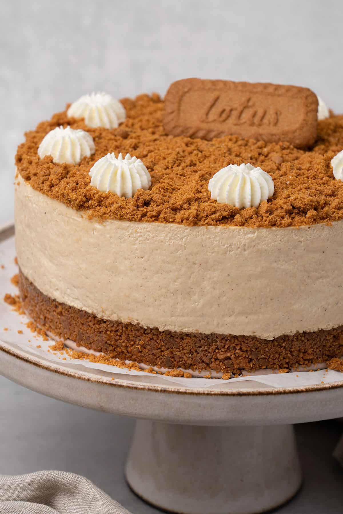 Biscoff cheesecake on a cake stand.