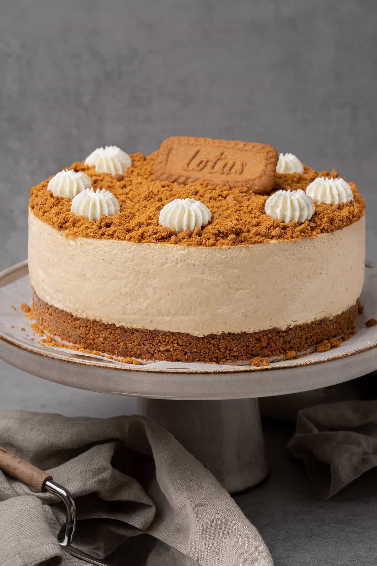 Biscoff cheesecake on a cake stand.