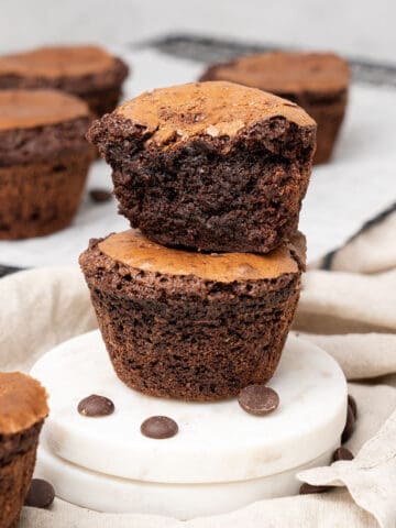 2 Brownie muffins on top of each.