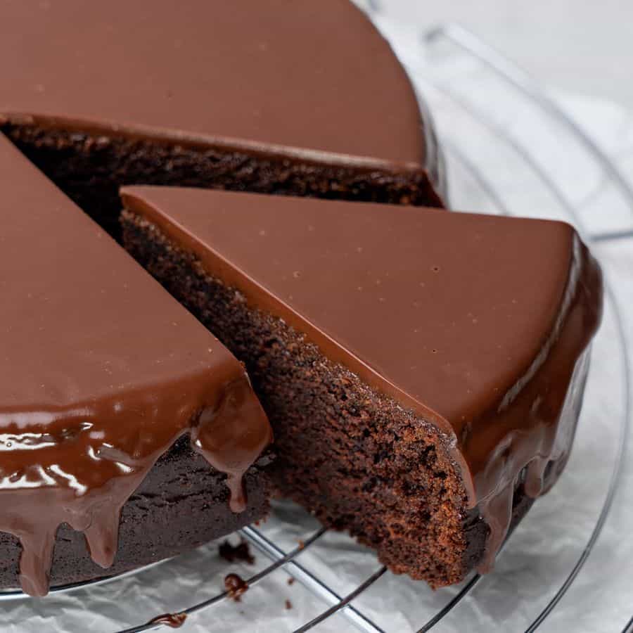 https://www.spatuladesserts.com/wp-content/uploads/2023/03/chocolate-ganache-cake.jpg