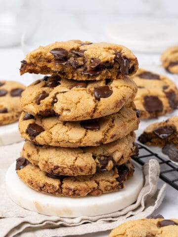 5 Chocolate chip cookies on top of each.