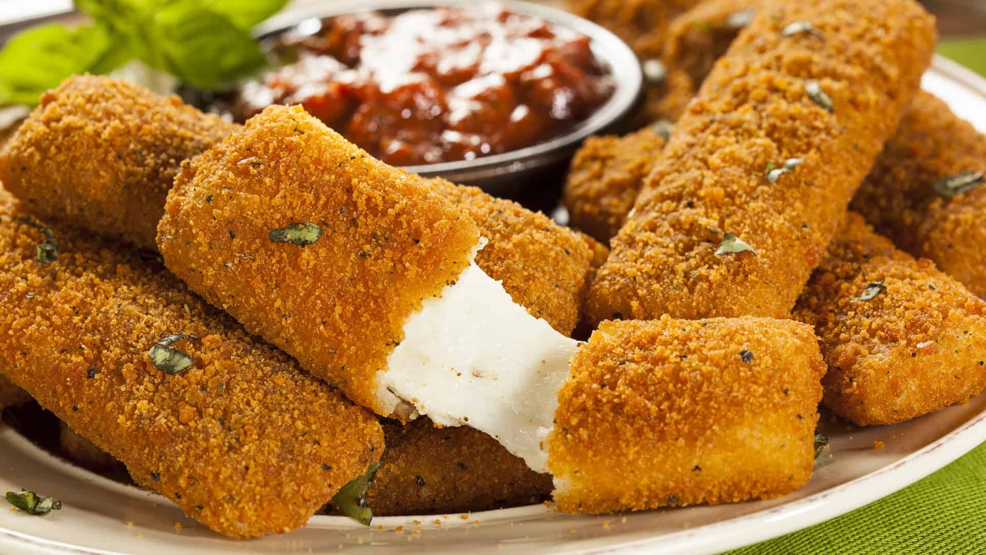 mozzarella cheese sticks with marinara sauce