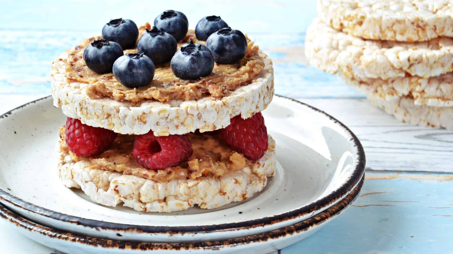 rice cakes with peanut butter and berries