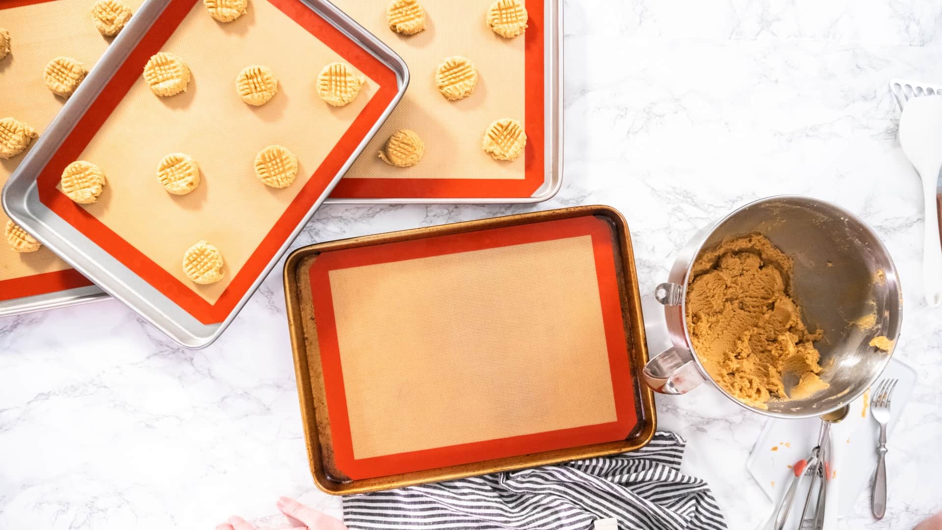 silicone baking mat with cookies