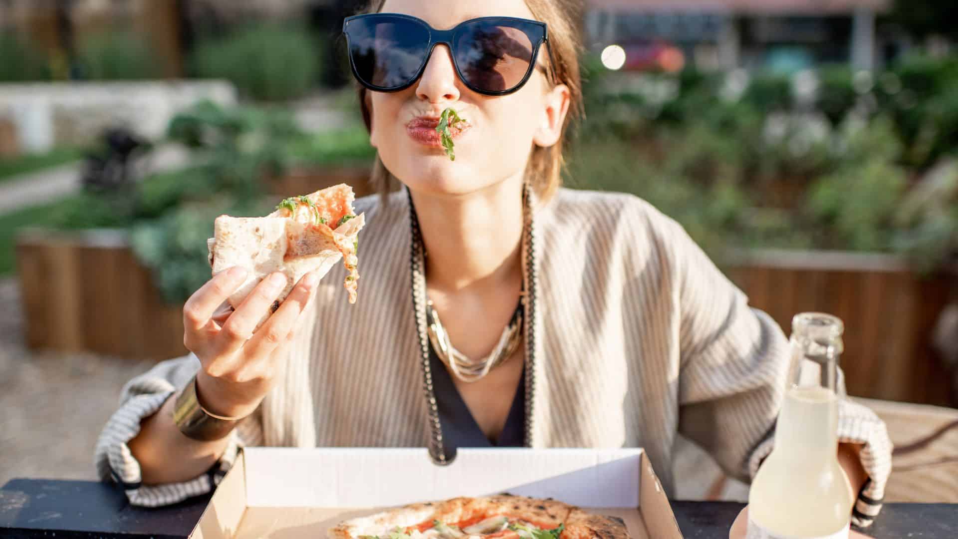 eating piza.