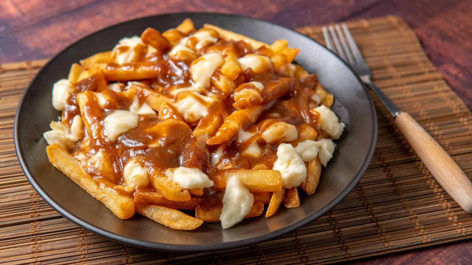 plate of poutine fries