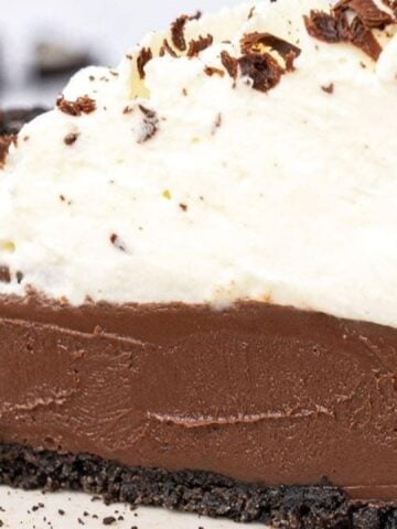 No bake chocolate pie slice
