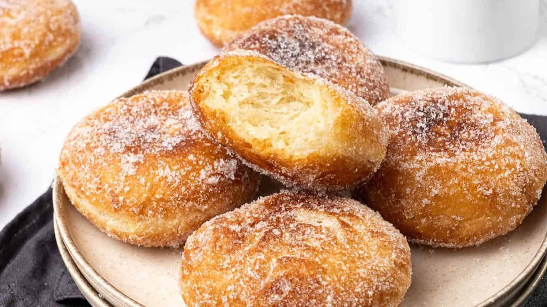 Brioche donuts with sugar