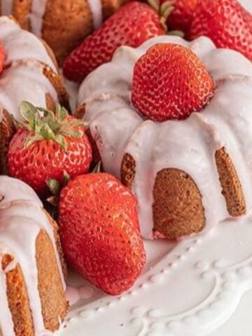 mini strawberry bundt cakes with fresh strawberries