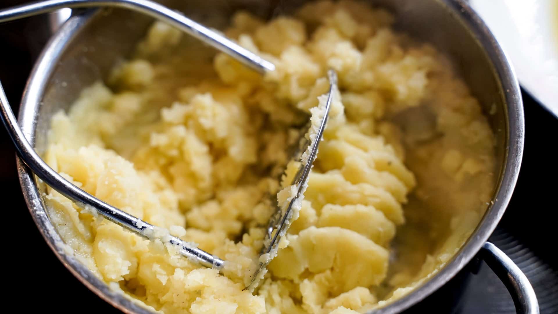mashed potatos in a pot