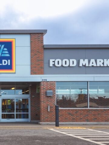 aldi grocery store storefront