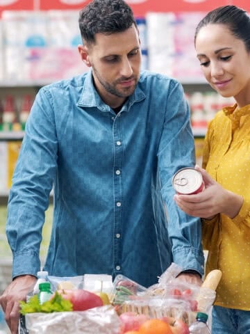 couple grocery shopping.