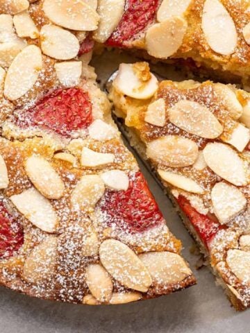 strawberry cake made with sliced almonds