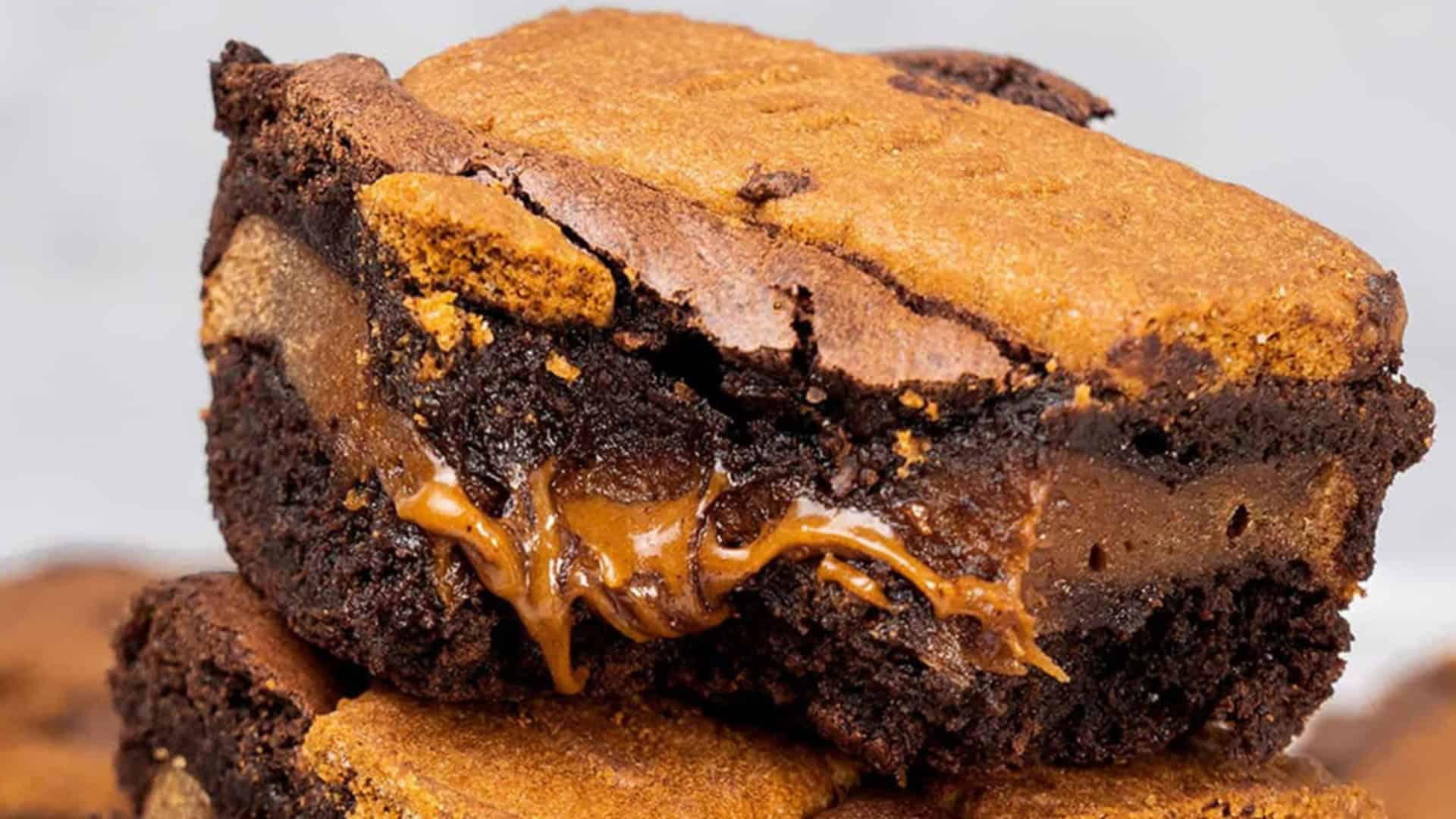 biscoff brownies with biscoff filling