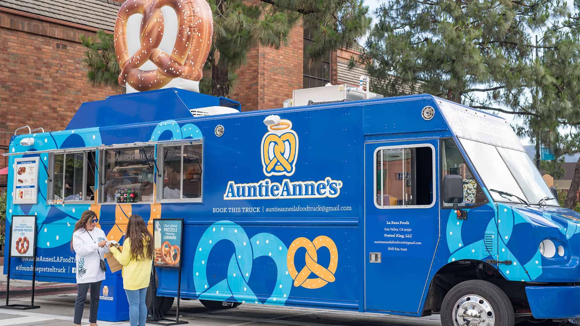 auntie anne pretzel food truck.