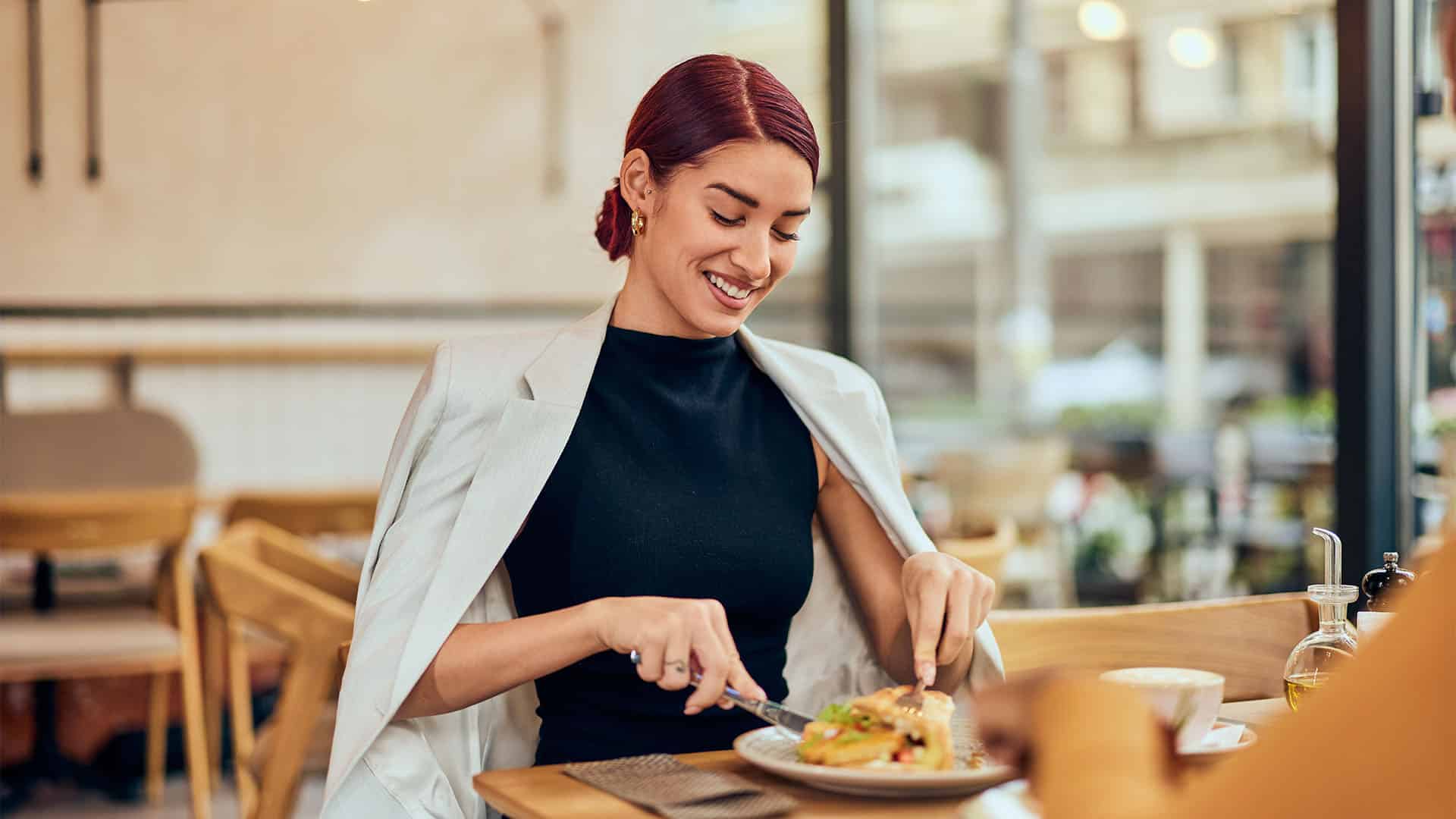 woman eating alone in restaurant.