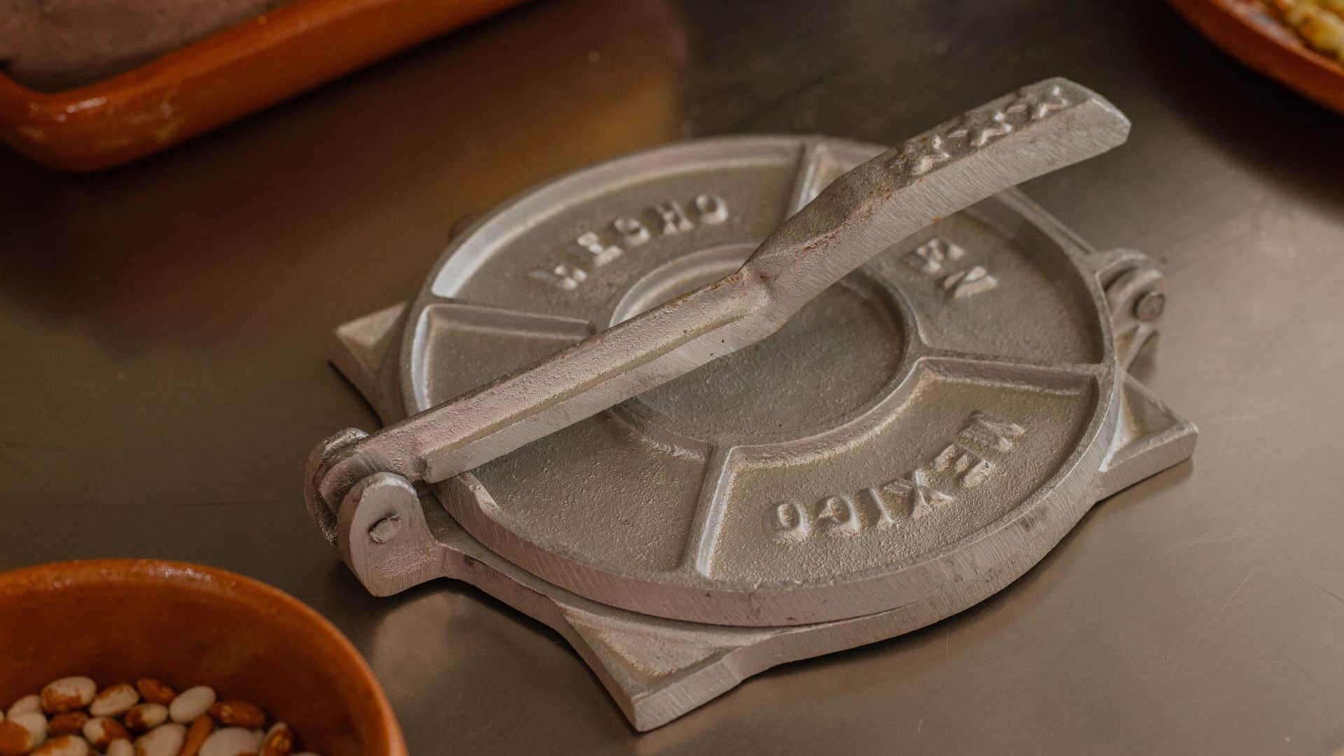 Cast iron tortilla maker