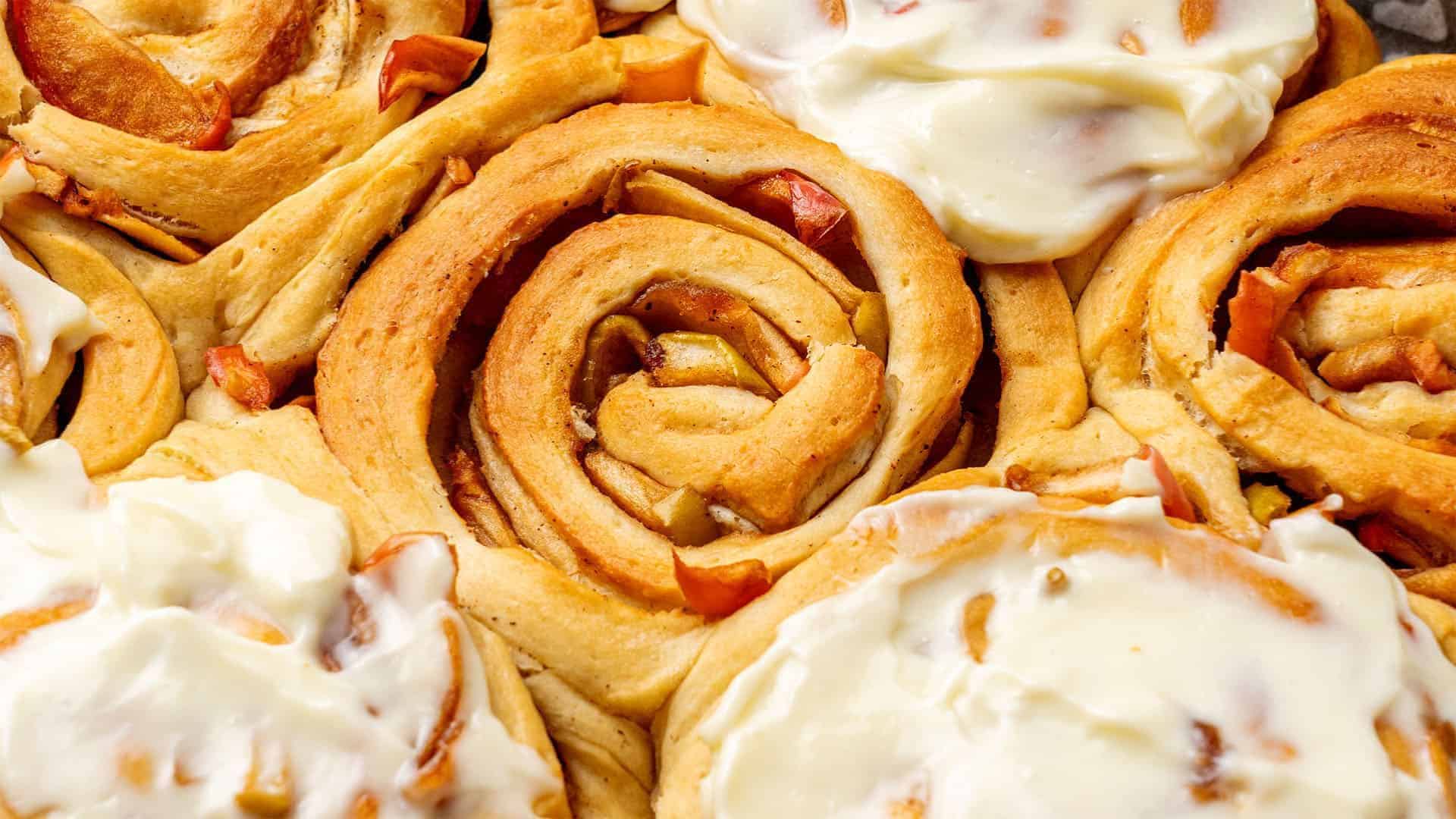 cinnamon-rolls-with-apple-pie-filling-06668