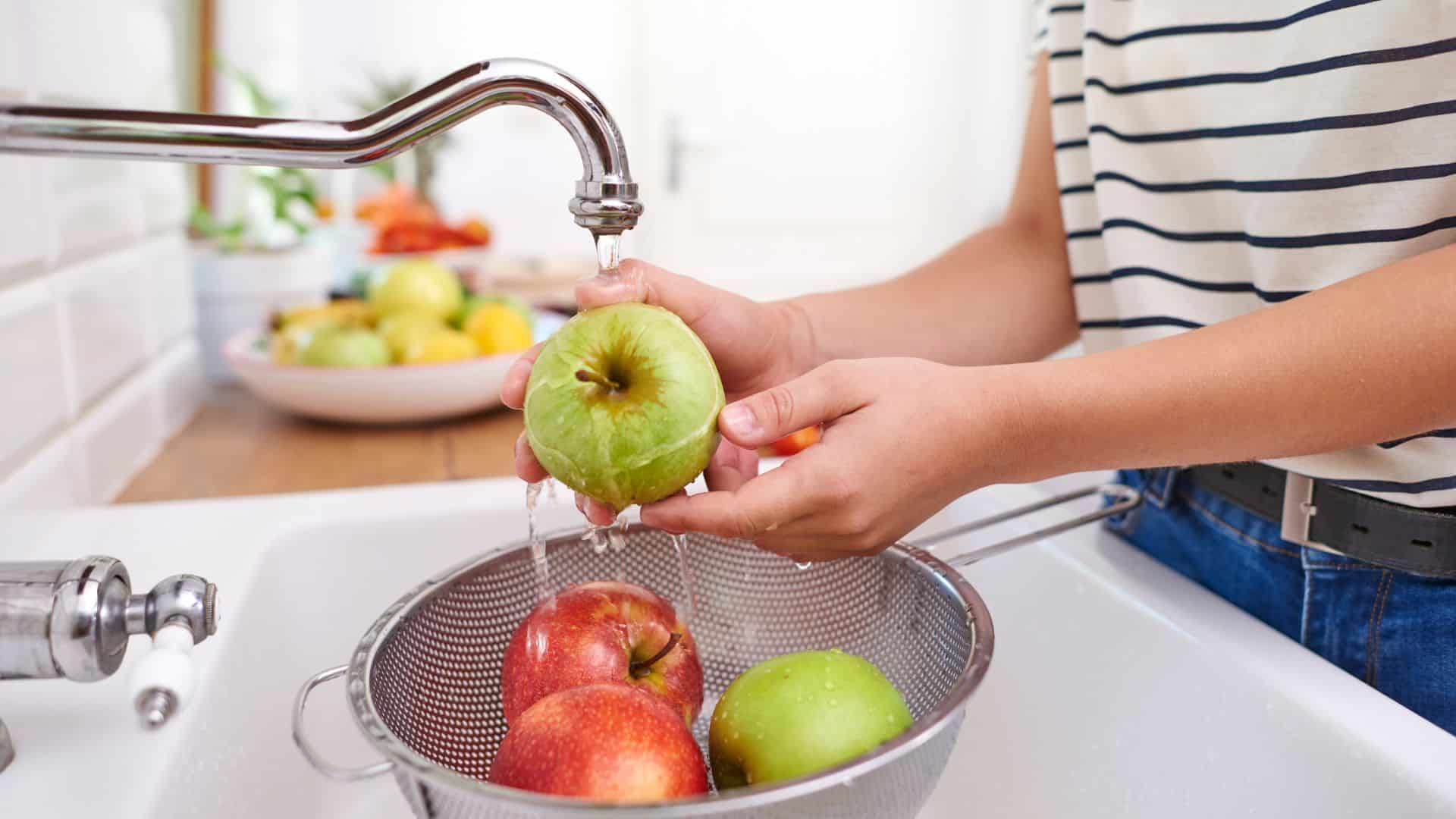 Washing apples