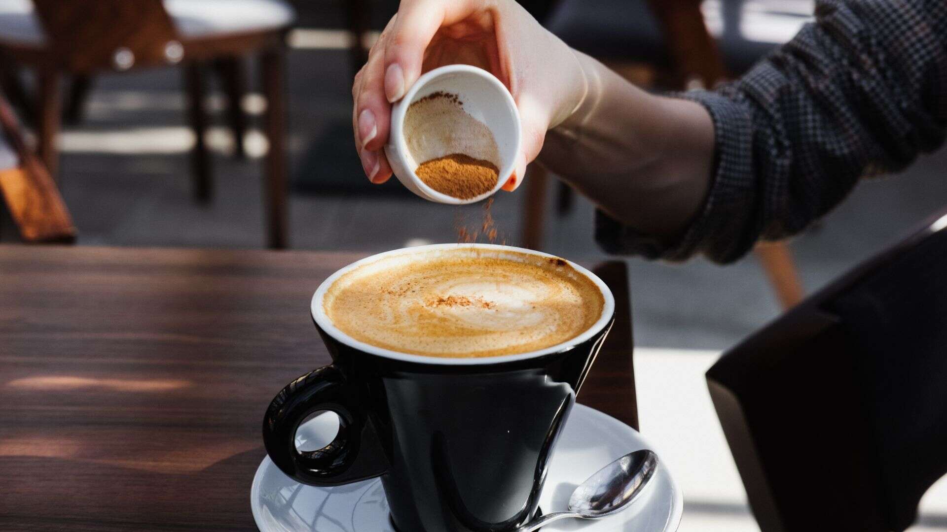 adding cinnamon to coffee