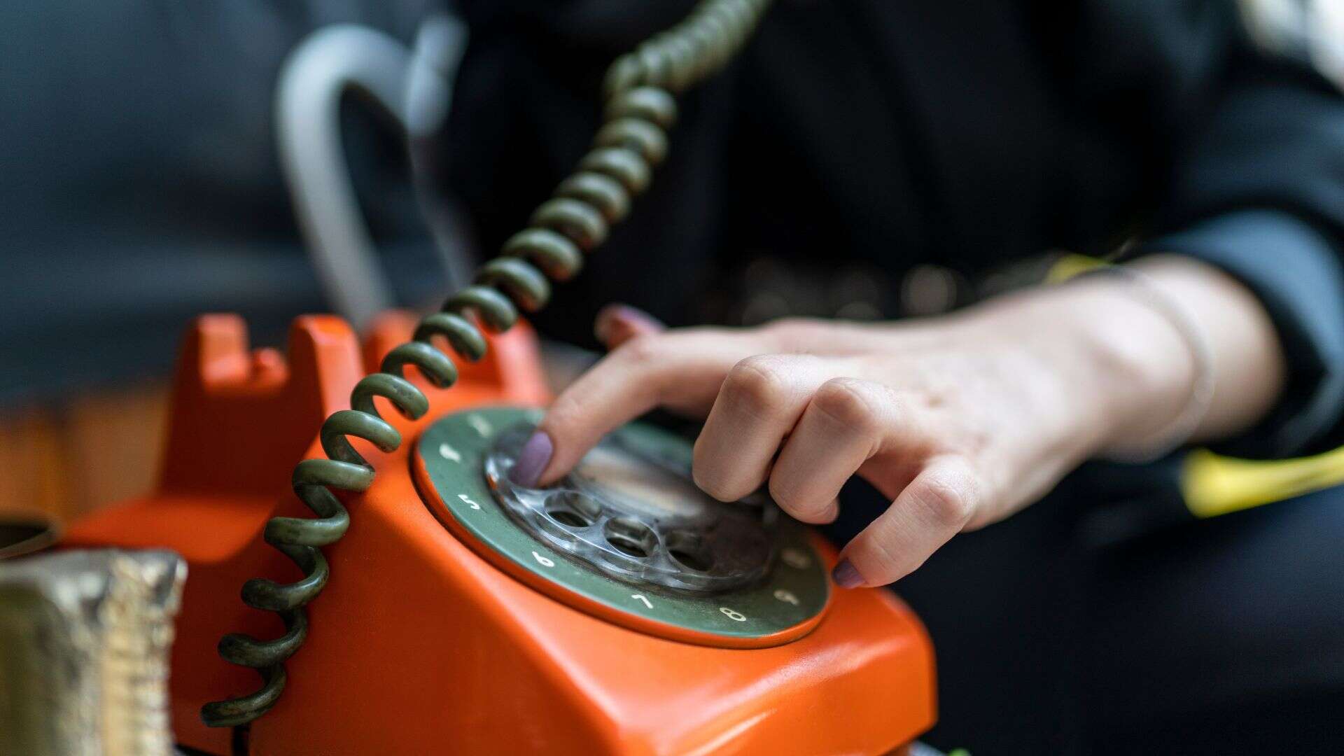 dialing rotary phone