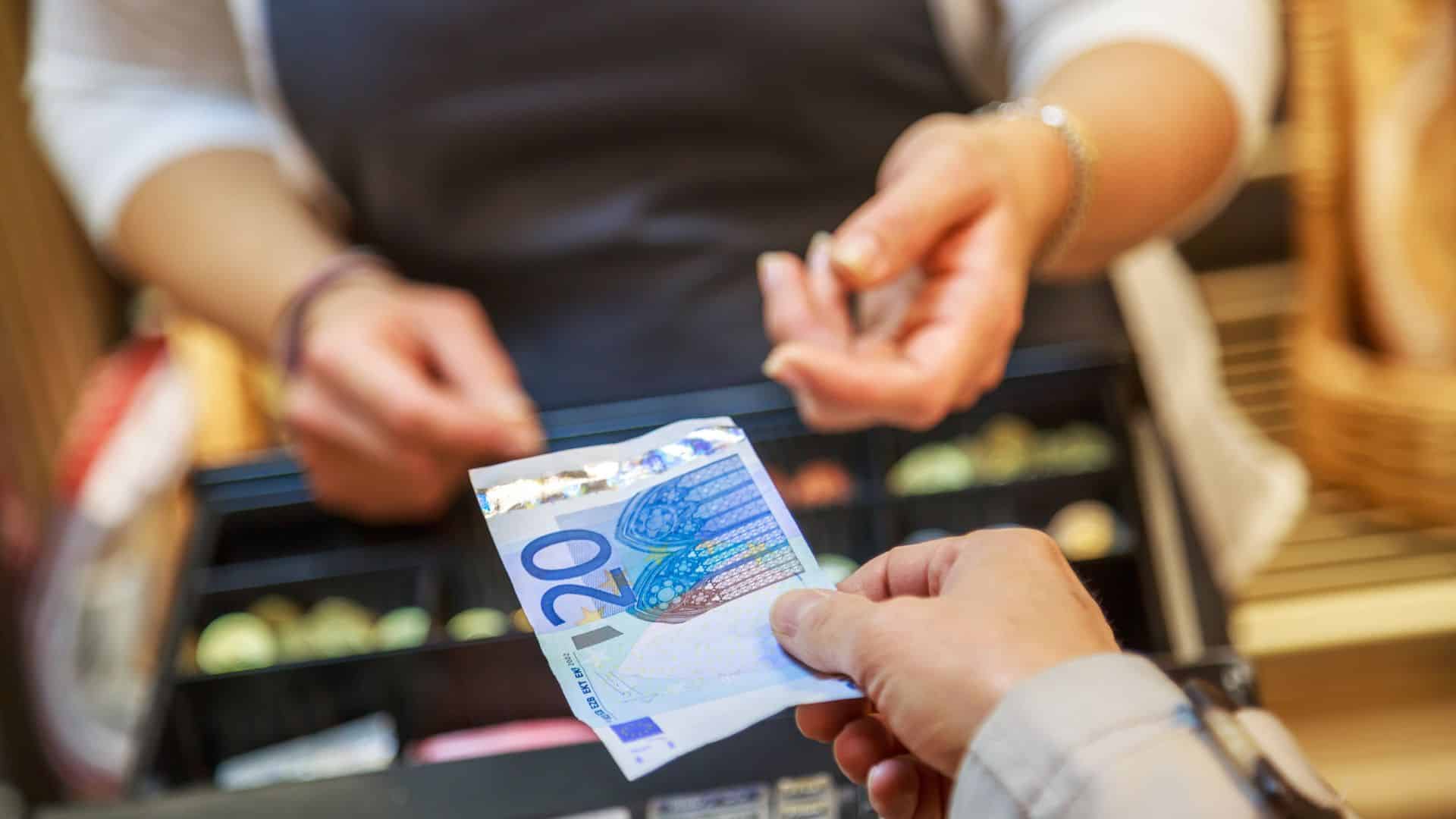 giving euro to casheir