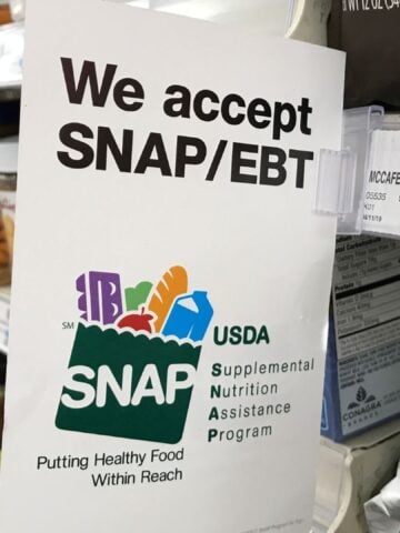 retail store displaying their participation in the SNAP program