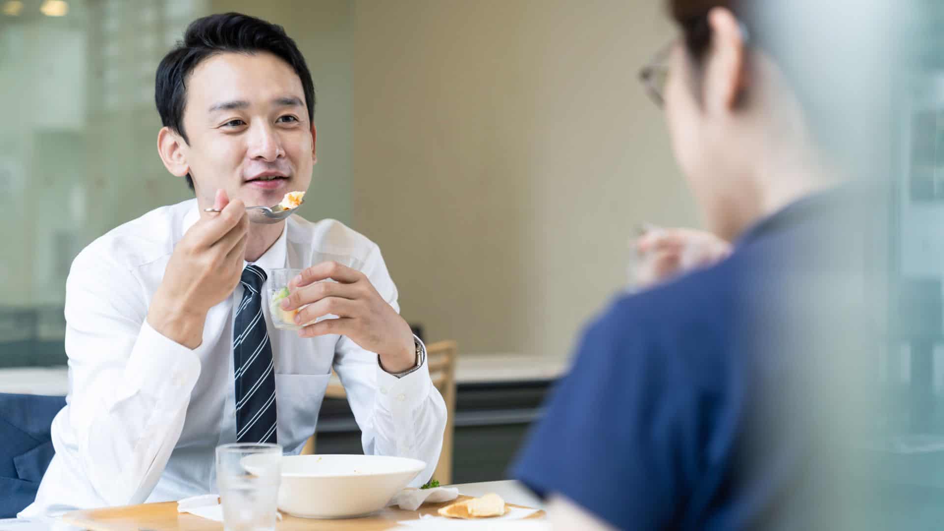 man eating lunch at work