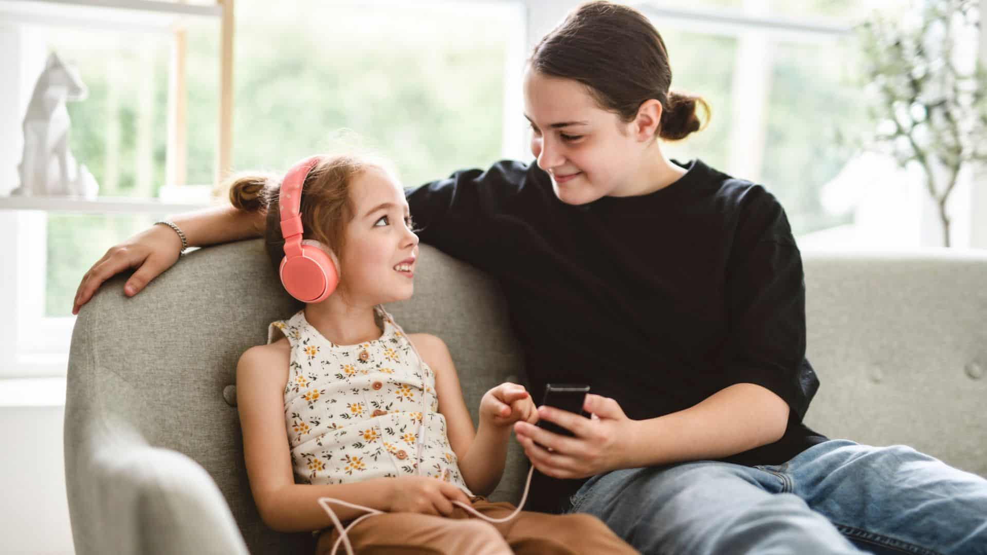 woman stting with a little girl on couch