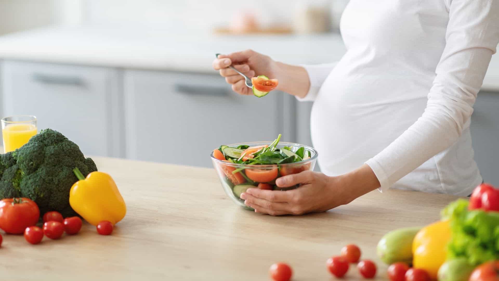 pregnnt woman eating salad