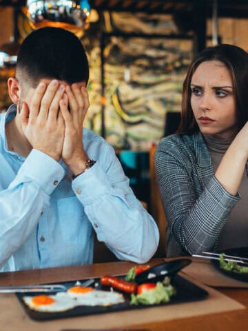 A couple argues in a restaurant.